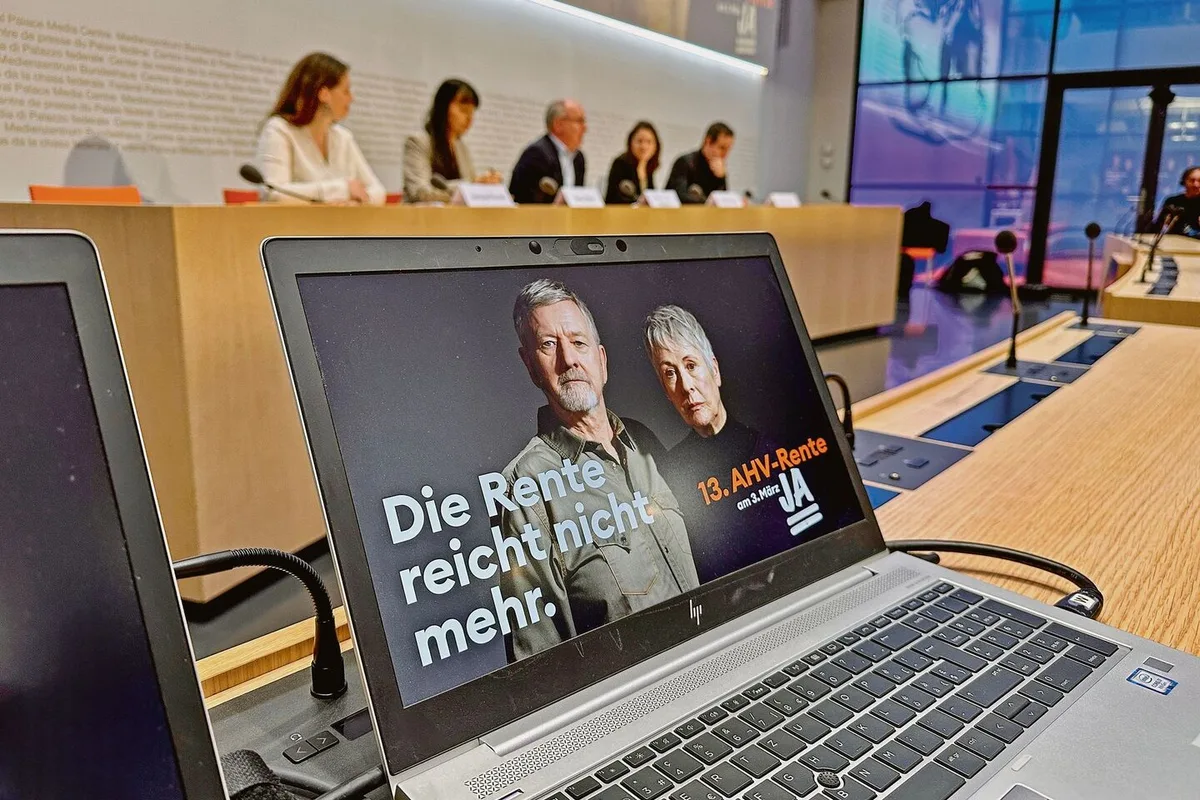 7808e75a53fda7c96b32b41e2ea7818f60473c961bc506212e9e4fe209b45a42 Mit der Feststellung «Die Rente reicht nicht mehr» kämpfen die Gewerkschaften für den AHV-«Dreizehnten».