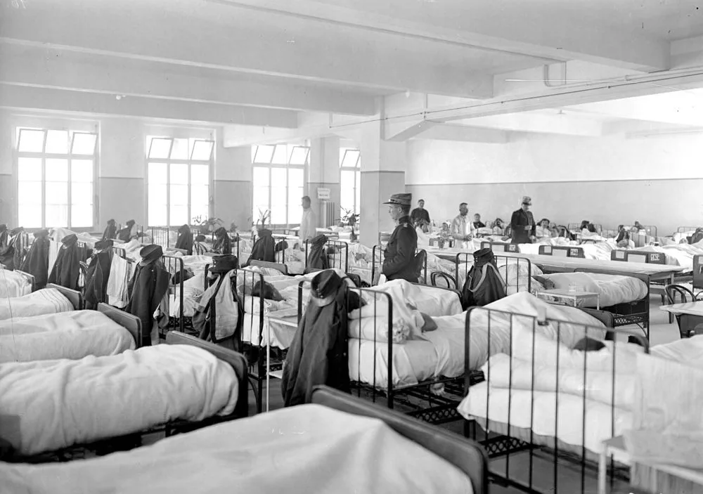 ad1c940f576c0696135c68a4d23450b0f4f9ccbc Auch während der Pandemie herrschte Ordnung im Spital: Ein Blick in den grossen Krankensaal der Etappensanitätsanstalt Zofingen. (Bild Schweizerisches Bundesarchiv)