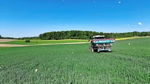 Landwirte und Landwirtinnen kennen ihre Felder und deren Eigenheiten. Dieses Wissen über nasse, steinige oder weniger ertragreiche Stellen in die Technik zu übersetzen, ist kein einfaches Vorhaben.