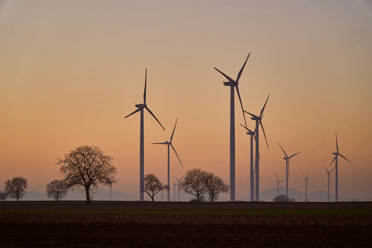 ace81ccd173a0f1abff0c2a4bae28e4a109e44fd Windräder werden oft als Landschaftsverschandelung kritisiert und sollen für Vögel und Insekten tödlich sein können. (Bild Pixabay)