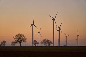 Windräder werden oft als Landschaftsverschandelung kritisiert und sollen für Vögel und Insekten tödlich sein können. (Bild Pixabay)
