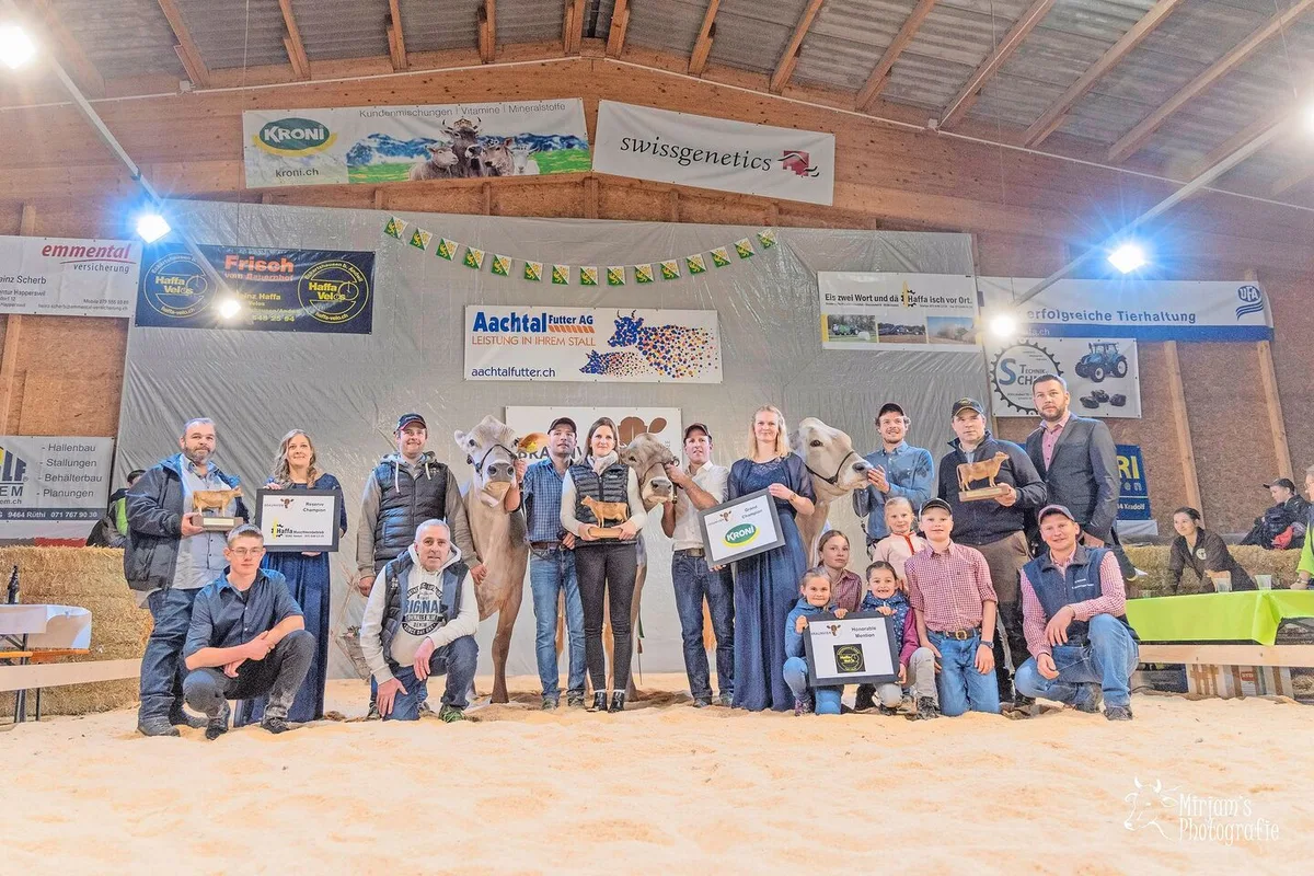 1576becd97a5a43c24369c15b4bd8efb9c4d78079d831bc45f84da50eb26f9f4 Gesamtbild mit der Champion Holzhof’s Bender Valencia (Mitte), der Reserve-Champion Kaderli’s Genox-Boy Shelsee (links) sowie der Drittplatzierten Hohenzell’s Lennox Glenna (rechts).