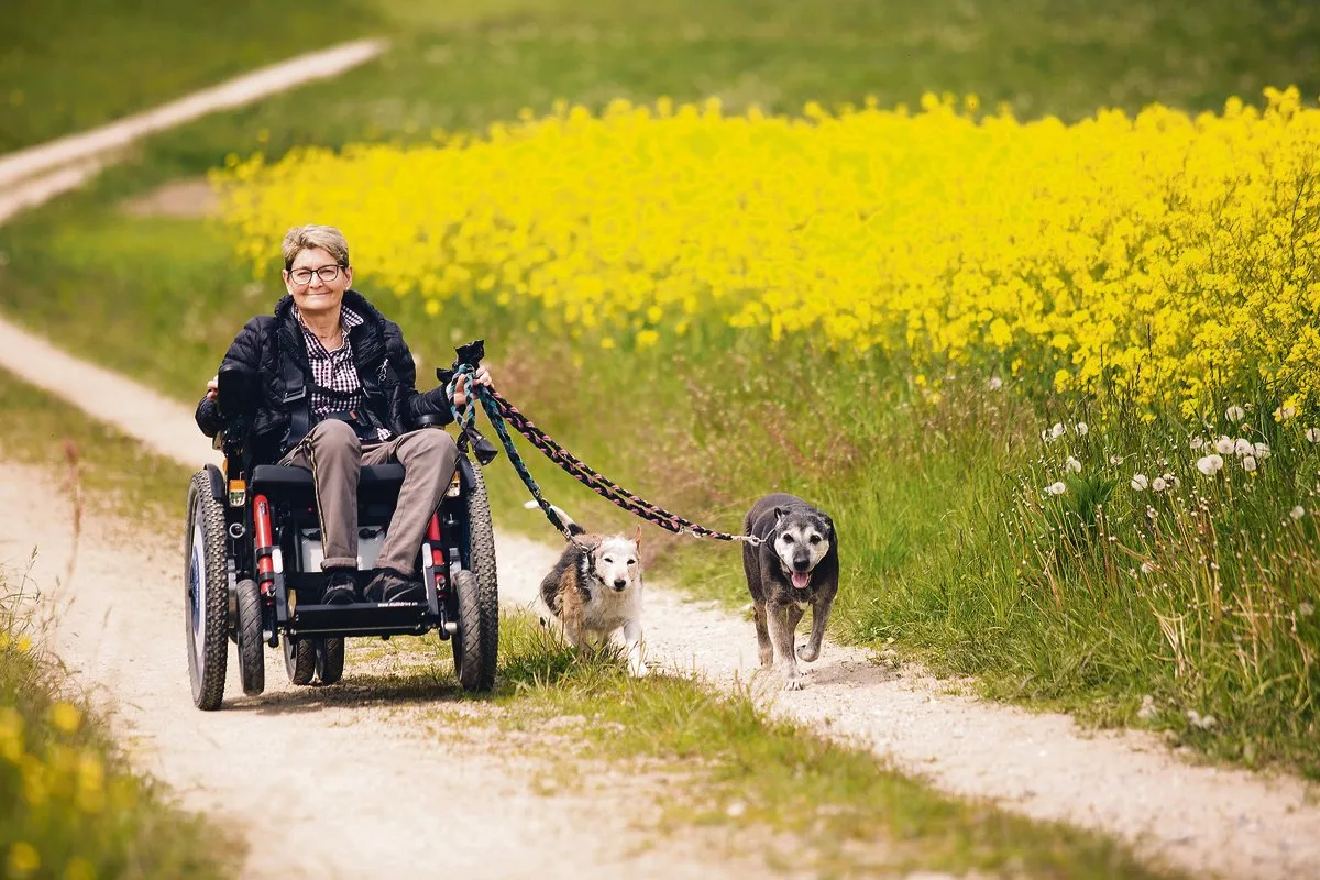 4975db30fcd19f421832104830451123cc6b9b67 Beinahe jeden Nachmittag ist Anita Knuchel im Freien mit ihren Hunden unterwegs. Mit ihrem geländegängigen Rollstuhl sind Feld- und Waldwege kein Problem für sie. (Bild JST Multidirve/Marcel Oertel)