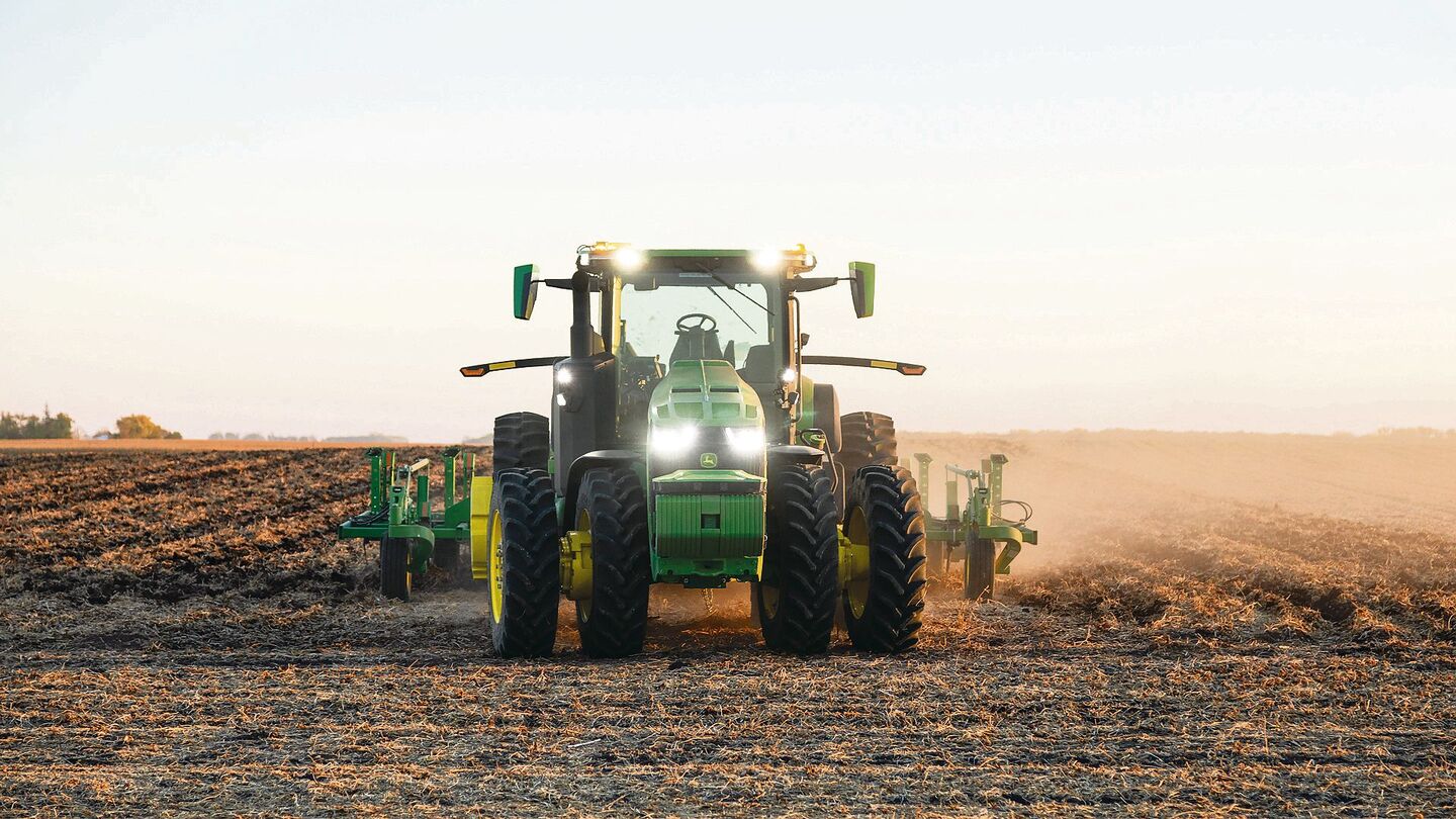 Fährt wie von Geisterhand: Der neue autonome Traktor von John Deere braucht keinen Fahrer mehr, sobald er auf dem Feld steht. Das Lenken übernimmt eine künstliche Intelligenz. Der auf einem 8R basierende Traktor soll noch in diesem Jahr in den Verkauf kommen.