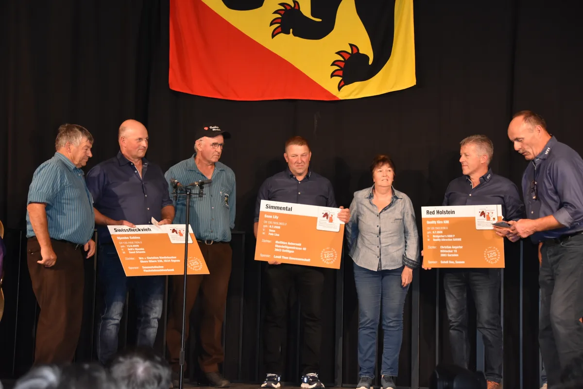 DSC_0051.JPG An der 125-Jahr-Feier des Bernischen Fleckviehzuchtverbands, gab es auch drei Kälber zu gewinnen. Die glücklichen Gewinner waren Fritz Hänni, Andreas Streit und Erika Schmocker.
