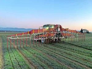 Mit der Verschlauchung können Ackerkulturen im Frühling für das Andüngen schonend befahren werden.