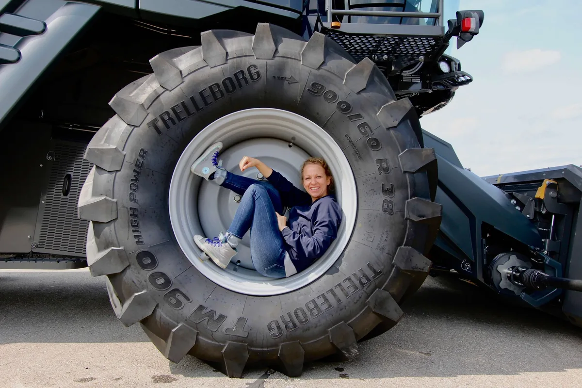 Der Trelleborg TM900 Landwirtschaftsreifen an einem Fendt-Mähdrescher. Bild: «die grüne» / Jürg Vollmer
