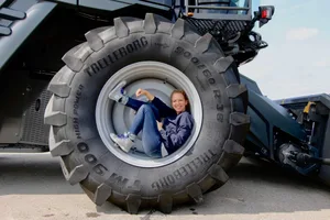 Der Trelleborg TM900 Landwirtschaftsreifen an einem Fendt-Mähdrescher. Bild: «die grüne» / Jürg Vollmer