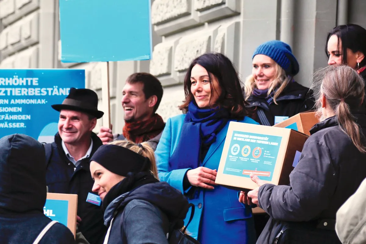 6b6613bb693685f8ec81497493a77783699baacb Franziska Herren (Mitte) reichte die Volksinitiative «Für sauberes Trinkwasser und gesunde Nahrung» (TWI) am 18. Januar 2018 ein.Die inhaltlich verwandte Volksinitiative «Für eine Schweiz ohne synthetische Pestizide» wurde am 25. Mai 2018 eingereicht. Bild: zVg