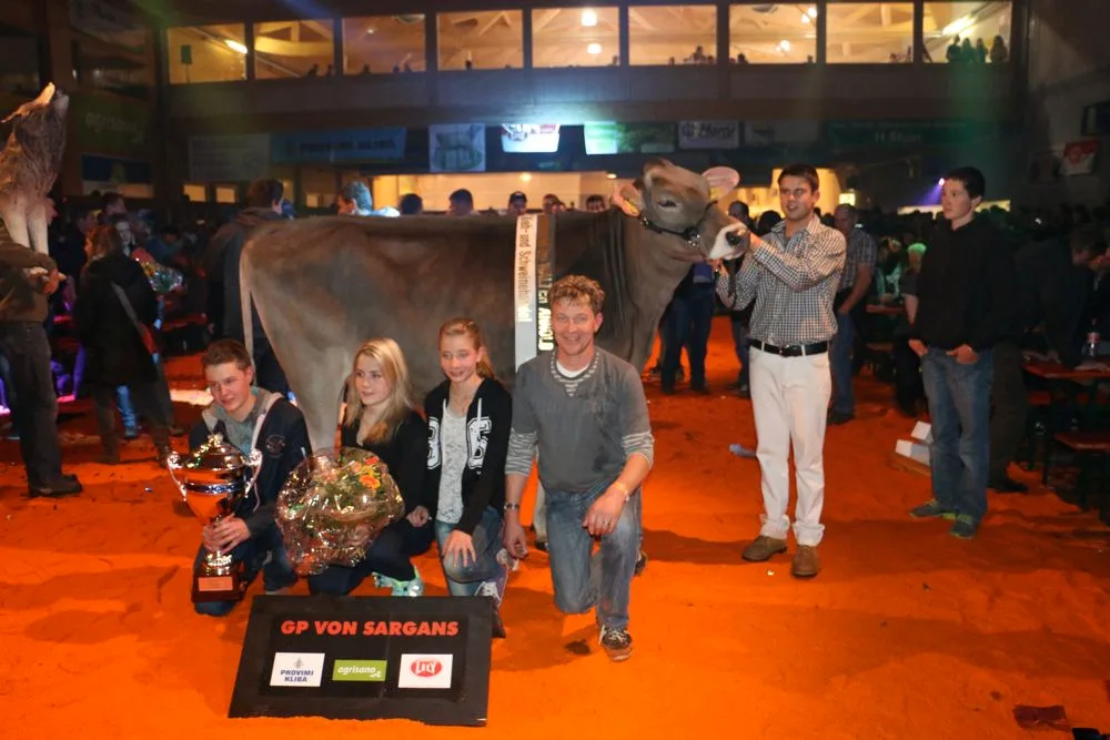 8fcc7e4f7292d70da5ec9dd821b966c472ac94de Champion Blooming BIANCA mit Vorführer Kilian, sowie Franz, Selina, Jasmine und Pascal Felder (von rechts). (Bilder: Reto Rauch)