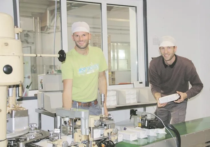 c1b342e064cc253c836433ddc4e02dc049a98f6e Produktionsleiter Niculin Josty (links) und Geschäftsführer Marco Schwab sind ein eingespieltes Team. Wo nötig, sind sie sofort zur Stelle und legen Hand an. (Bild/Andrea Wyss)