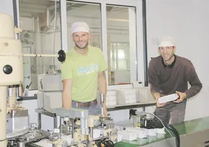 Produktionsleiter Niculin Josty (links) und Geschäftsführer Marco Schwab sind ein eingespieltes Team. Wo nötig, sind sie sofort zur Stelle und legen Hand an. (Bild/Andrea Wyss)