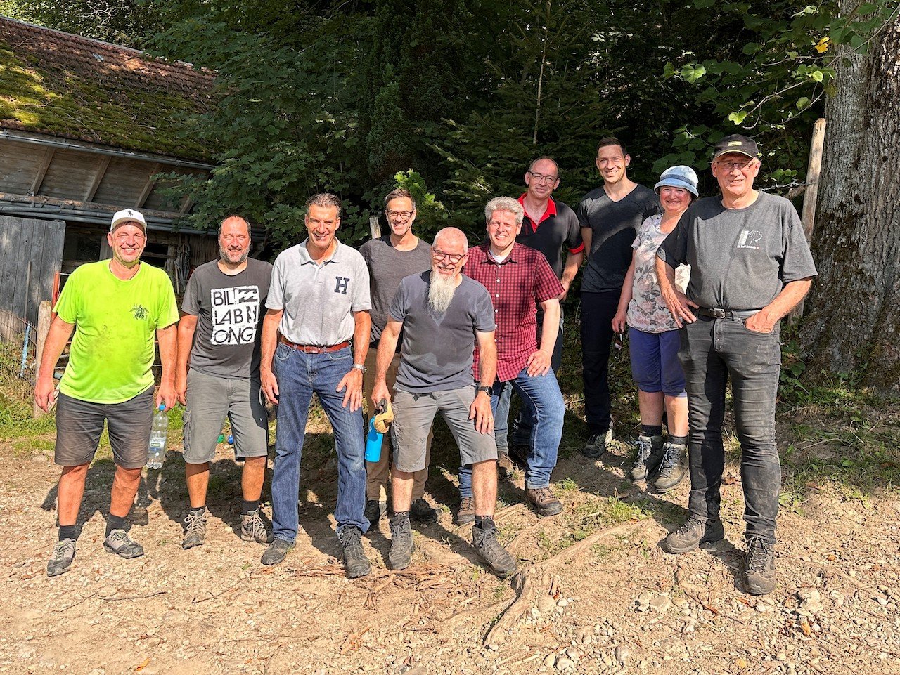 Die Agrisano-Geschäftsleitung packt auf dem Hof Sandbach mit an