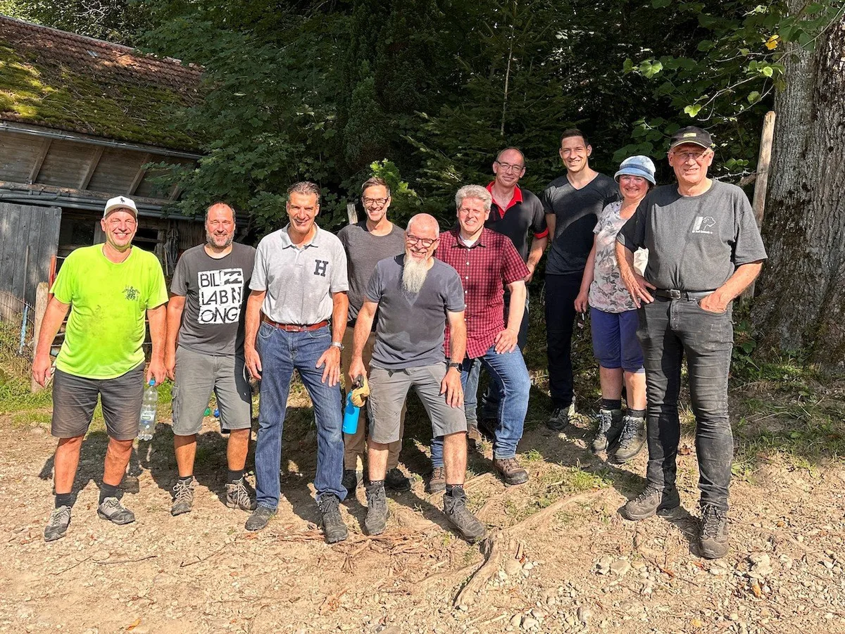 Die Agrisano-Geschäftsleitung packt auf dem Hof Sandbach mit an