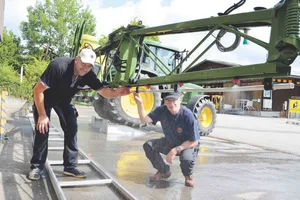 Peter Aebi (links) und Peter Gerber prüften auf der Rütti in Zollikofen BE die Pflanzenschutzgeräte auf ihre Tauglichkeit. (Bild Peter Fankhauser)
