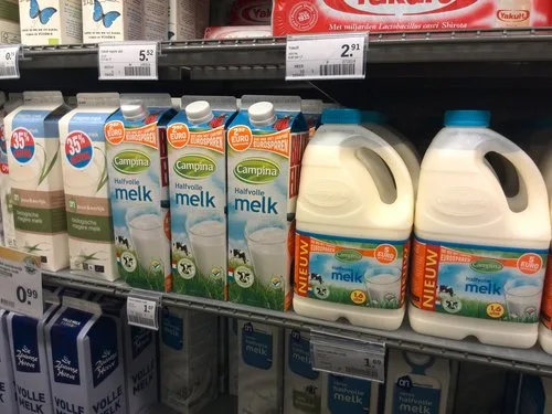 Milch in niederländischem Supermarkt: Das EMB fürchtet weiteren Preiszerfall für die Produzenten. (Bild: Jonas Ingold)