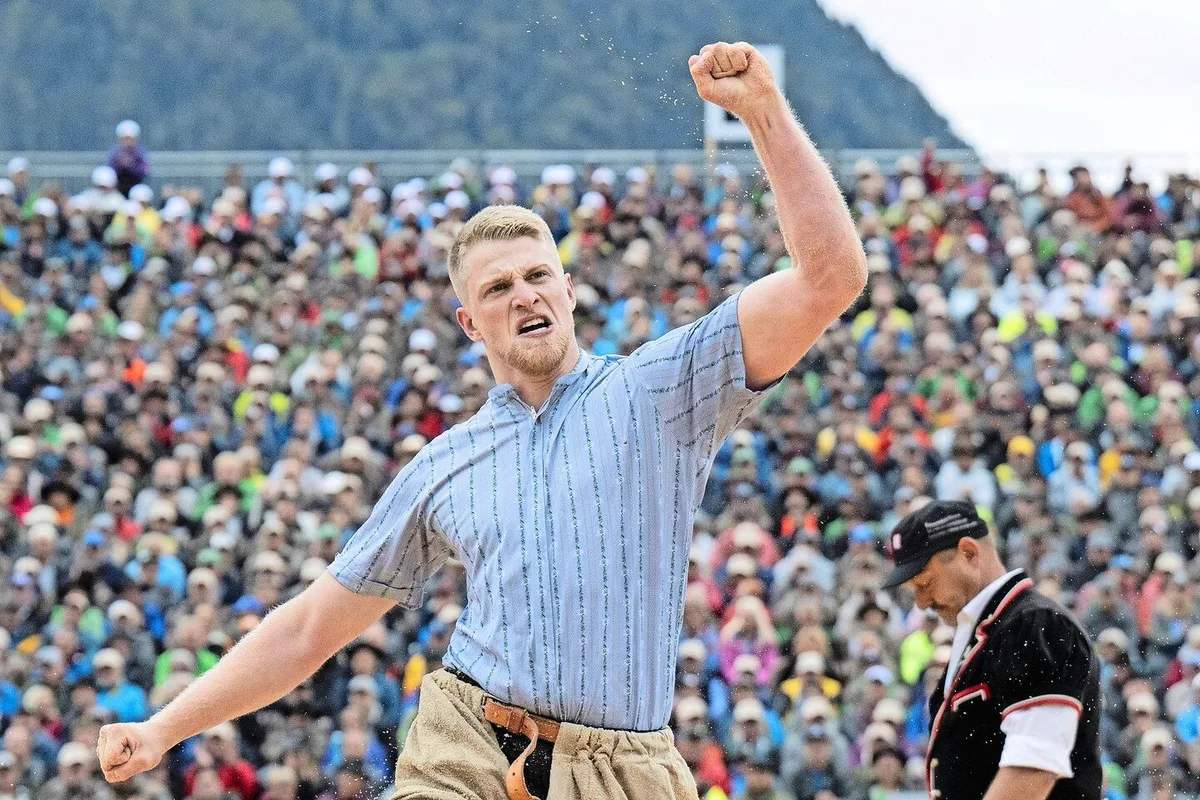 68247bde256cdf42307d38d42b0e9cbf4504c6ff640880c4868b9b70ba7e9cda Glücksmoment: Michael Ledermann beim Sieg gegen Sven Schurtenberger im ersten Gang beim Unspunnen-Schwinget 2023.