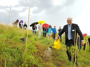 SBV-Präsident Markus Ritter beim bewässern der frisch gepflanzten .