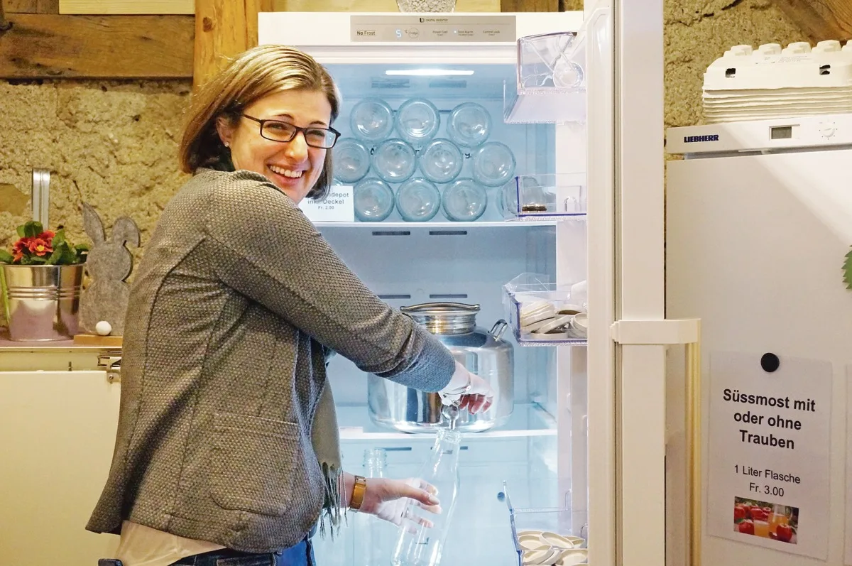 f7c5c22c31eedca6e978e6bdd532a3232114c19a Dominique Kern in ihrem Hofladen. Die Milch dürfen die Kunden selbst in Flaschen abfüllen und wenn diese leer sind, können sie wieder zurückgebracht werden. (Bild Deborah Rentsch)