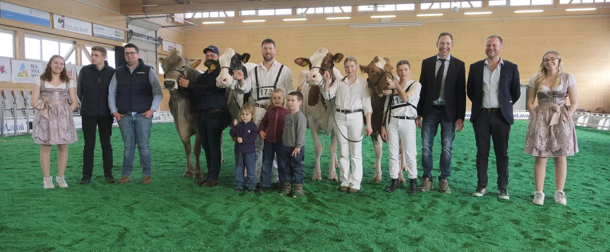 Rassensiegerinnen_mit_Richter-topaz-lighting Eliteschau Aargau: Bürkli, Ender, Lang und Kuhn gehören die Champion-Kühe