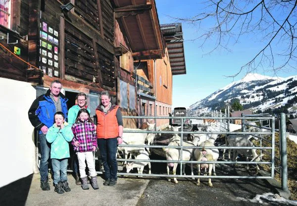 2092dce4f39ff947811d1ab22432b7aea59d85a3 Simon (links) und Priska Trachsel, aber auch Ladina und Livio, waren letzten Frühling froh um die Unterstützung von Jacqueline Ernst (hinten Mitte). (Bild Jasmine Baumann)