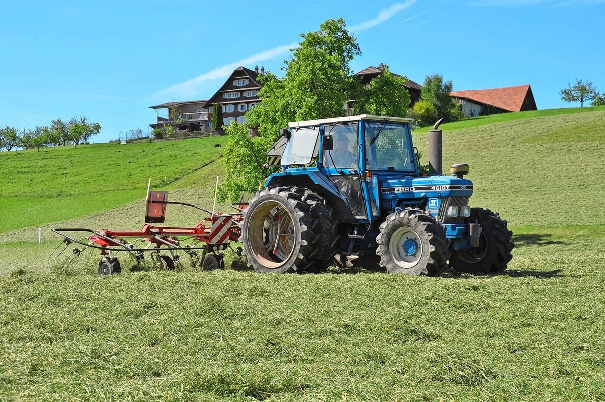 4b01ef070ba87223f60da4edbd4d63b1163710c9b9b8b011e6f54b230e093921 Der Traktor braucht eine Motorfahrzeug-Versicherung, der Kreiselheuer hingegen ist über die Inventarversicherung geschützt.