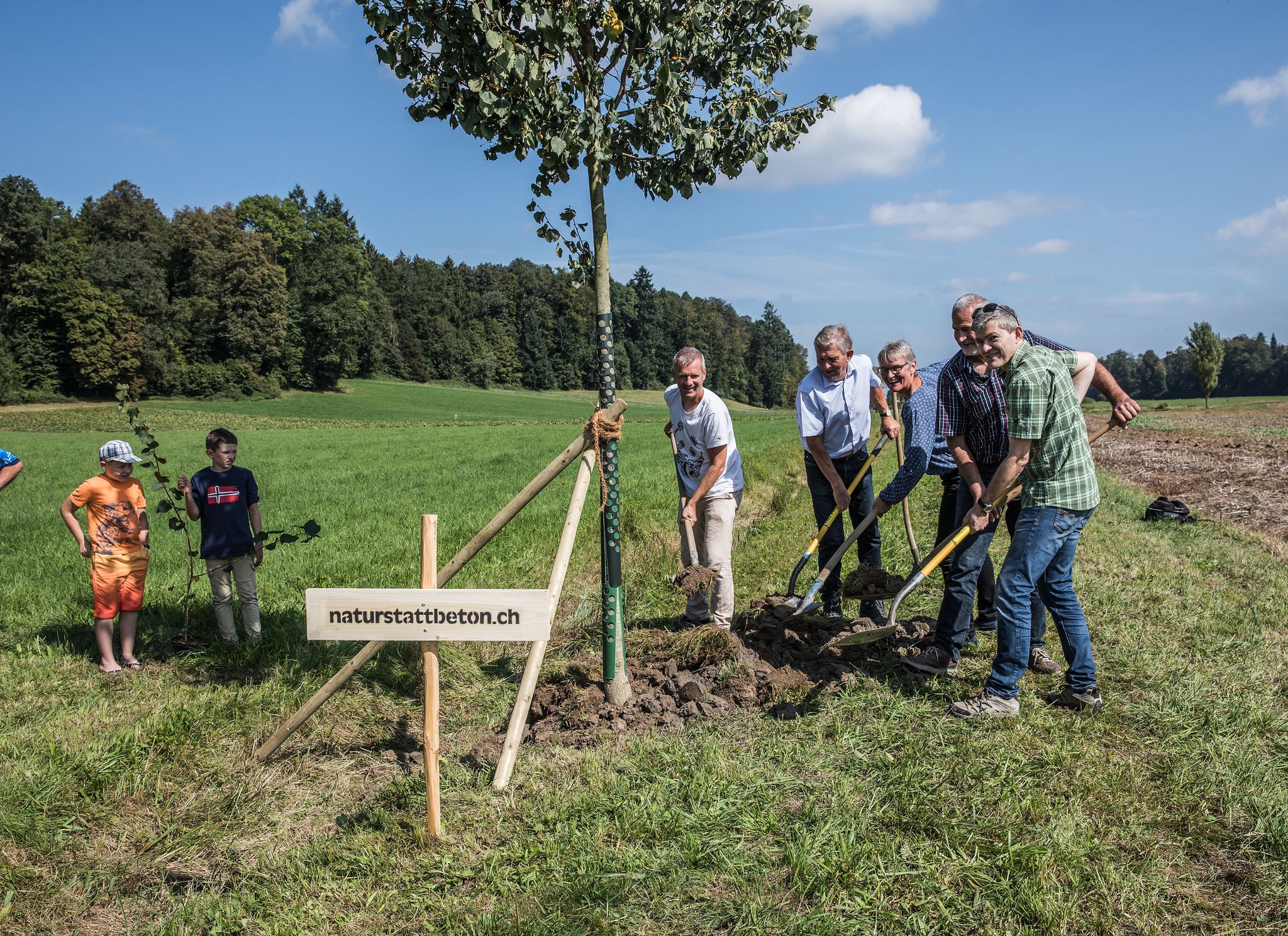 200 Menschen und eine Linde, um 30 Hektaren Land zu retten