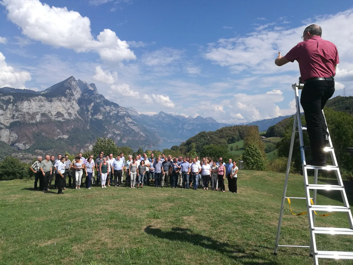 22cda0c1f39daf1847fd201bef2849fea796d3ce Markus Rediger fotografiert die Mitglieder der Konferenz der operativen Leiter der Mitgliedsorganisationen des Schweizer Bauernverbandes für das obligate Gruppenfoto. (Bild hja)