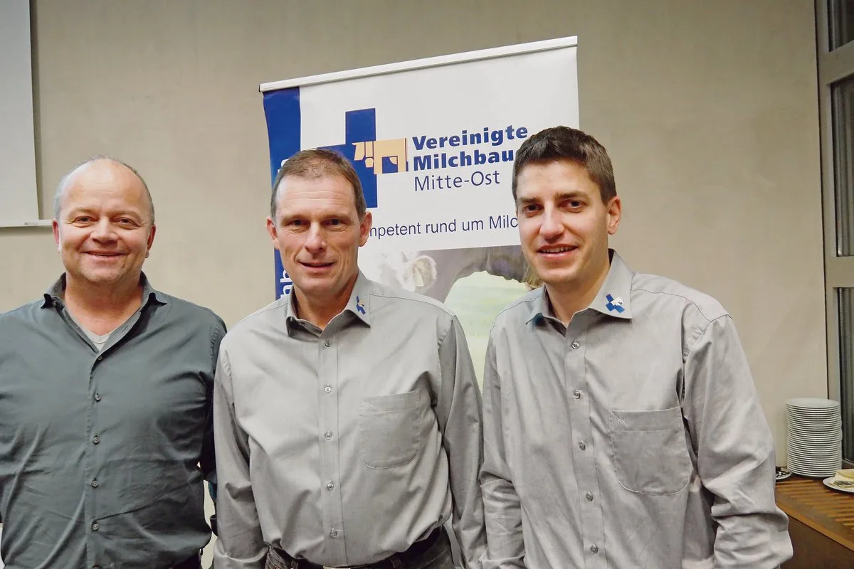 Sie referierten an der Versammlung in Näfels (v. l. n. r.): Reto Burkhardt, Leiter Kommunikation SMP, VMMO-Präsident Hanspeter Egli sowie Niklaus Fässler, Stellvertretender Geschäftsführer der Vereinigten Milchbauern Mitte-Ost.(Bild Christian Weber)