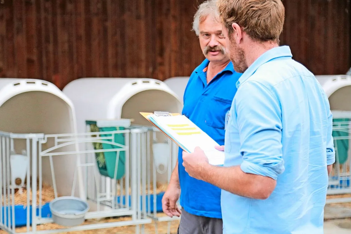 Tierschutz- und Primärproduktionskontrollen finden normalerweise alle vier Jahre statt. Durch die Vielzahl an Kontrollbereichen innerhalb der Tierhaltung wirken die Kontrollen für die Landwirte jedoch zahlreicher.
