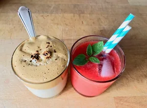 Coole Drinks für zu Hause: Luftiger Eiskaffee und Erdbeer-Limes. (Bild et)