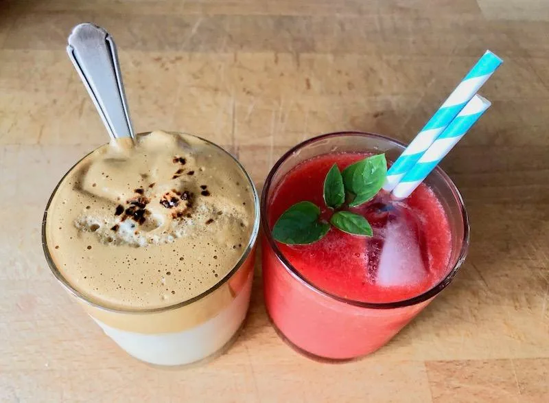Coole Drinks für zu Hause: Luftiger Eiskaffee und Erdbeer-Limes. (Bild et)