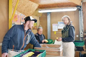Seit 2020 bilden Jannic Hut und seine Eltern, Beatrice und Hans Jörg (v. l. n. r.), eine Generationengemeinschaft und ergänzen sich bei allen anfallenden Arbeiten auf dem Biohof. (Bilder Isabelle Schwander)