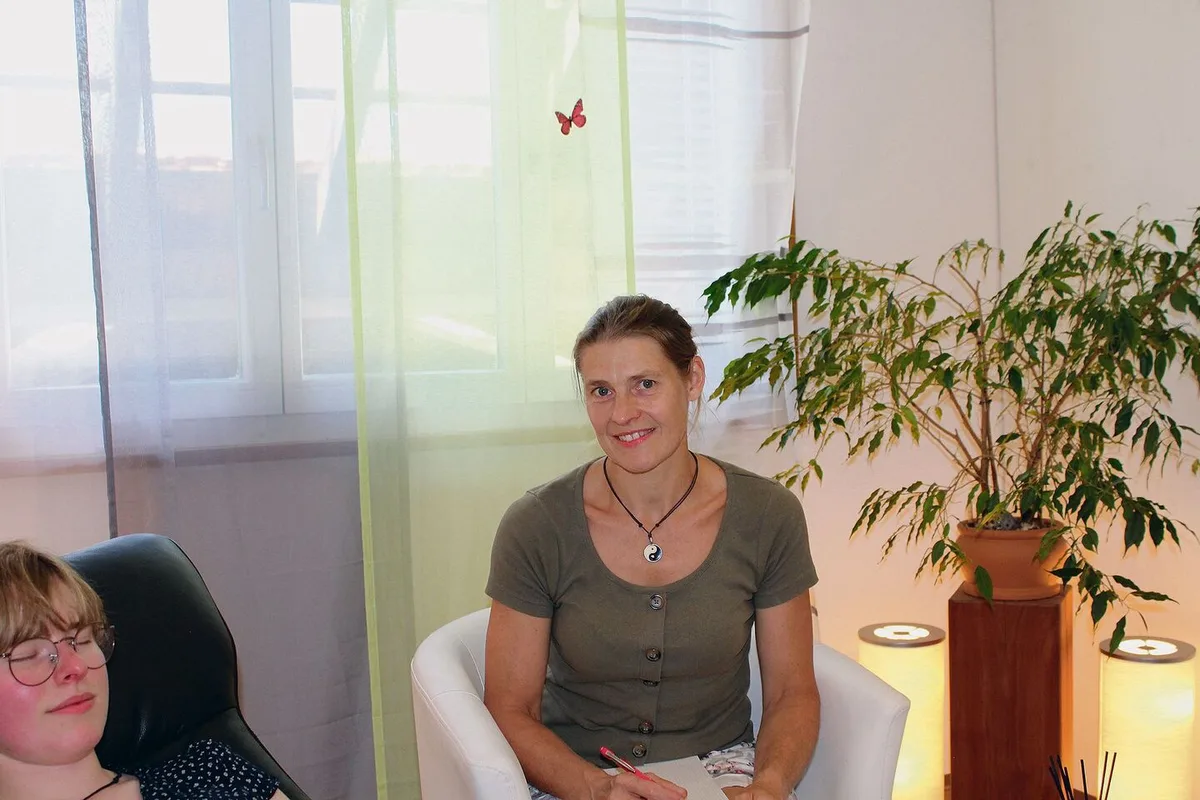 Auch Familienmitglieder wie Tochter Debora (links, auf dem Sessel) lassen sich von Monika Weiss behandeln.