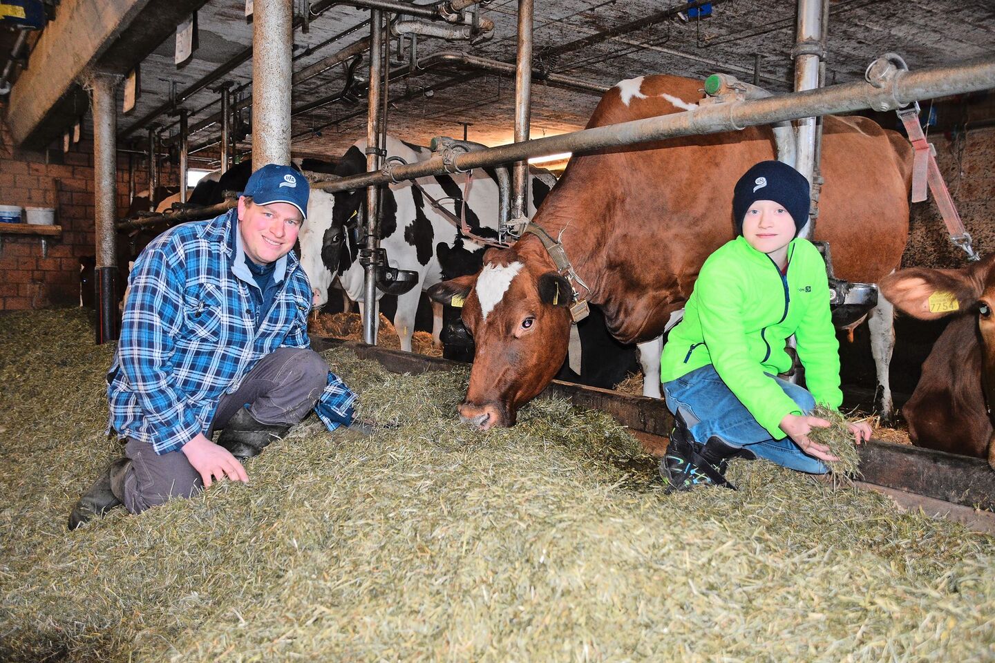 René Durand mit Sohn Dominic. Für den Züchter ist die Fütterung der Schlüssel für langlebige Kühe. Bisher hat er in seinem Stall elf 100 000er-Kühe hervorgebracht.