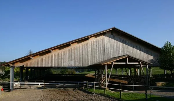 56aafe7a7eac1878f843baf75e1730450dffbd4d Die Reithalle der «Freestyle-Ranch» aus dem Dokumentarfilm «Alte Hofgüter – junge Ideen Unterwegs im Odenwald». Bild: hr-Fernsehen
