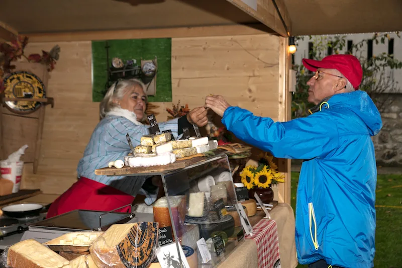 c4c6677f332441a21798f18ba0a2abeef897a39b Am Käsemarkt stellen 18 Käserinnen und Käser ihre Produkte vor. (Bild zVg)