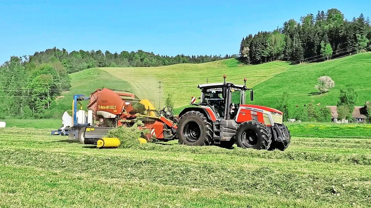 Gras häckseln und in Ballen wickeln in einem Arbeitsgang: Der Prototyp ist seit fünf Jahren im Einsatz.