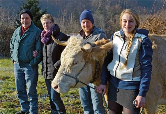 43f68646520aeca18331f4adca6e45f7fe91e7d3 Peter und Vreni Gysin mit ihren Nachfolgern Noah Handschin und Manuela Lerch. (Bild akr)