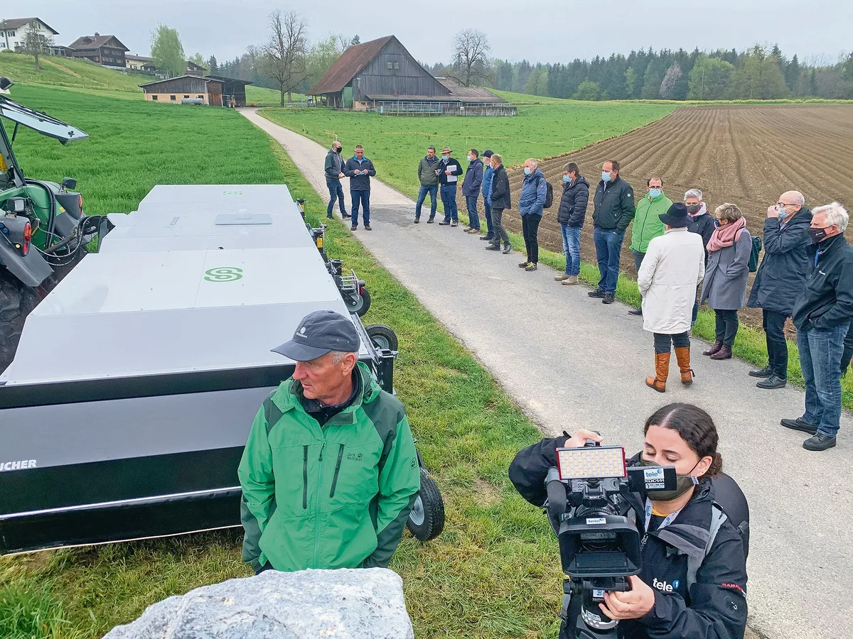 1e3dc373a820190fd84af454074202c269bd7f56 Vorführung des Präzisionssprayers der Firma Ecorobotix beim Lohnunternehmen Estermann AG in Eschenbach für Politiker und Medienleute. Mit dem Gerät können 90 Prozent Spritzmittel eingespart werden.(Bild Josef Scherer)