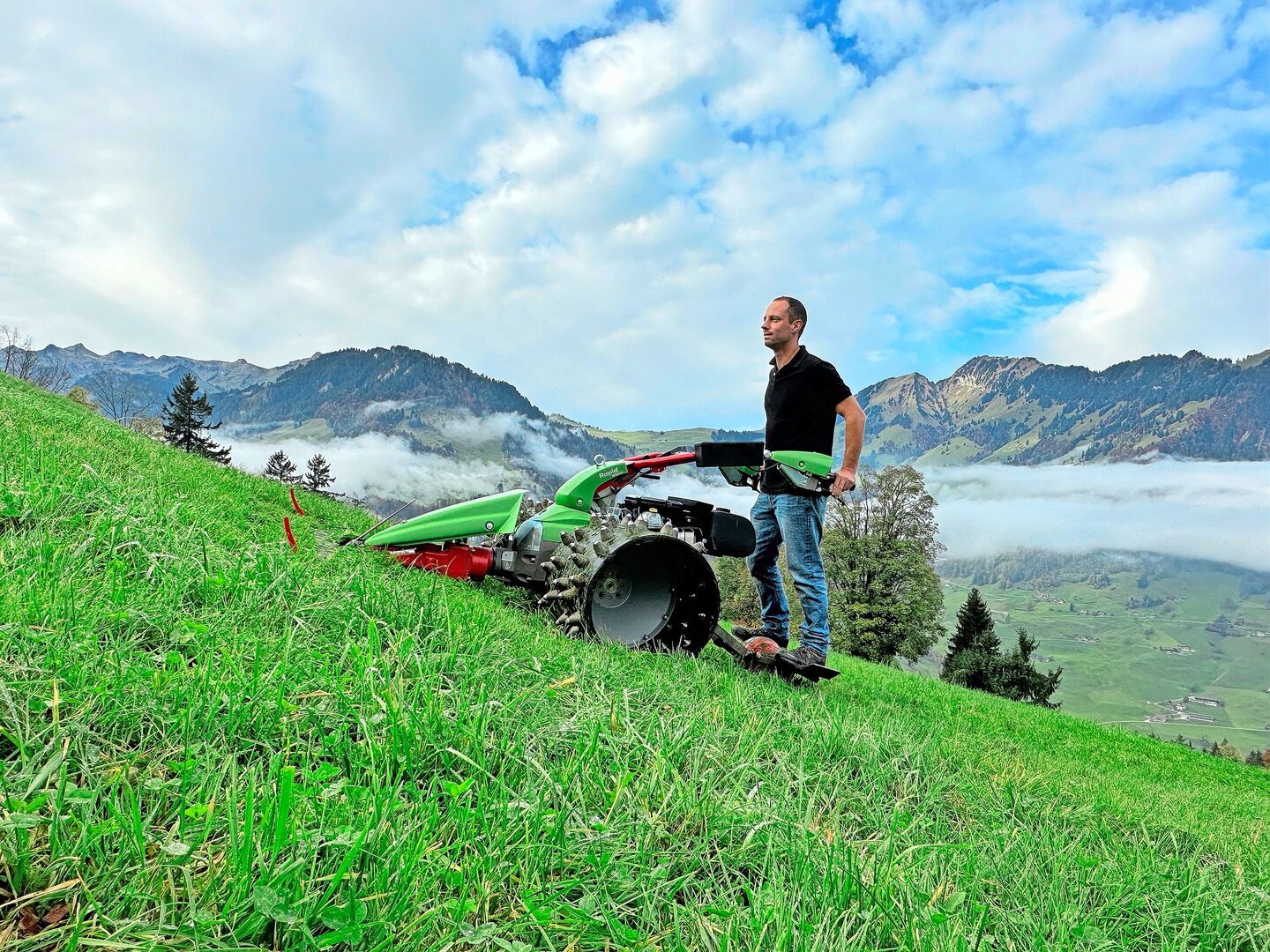 Der auf die Maschine abgestimmte Stehwagen sorgt auch in steileren Lagen für eine sichere und stabile Fahrt.