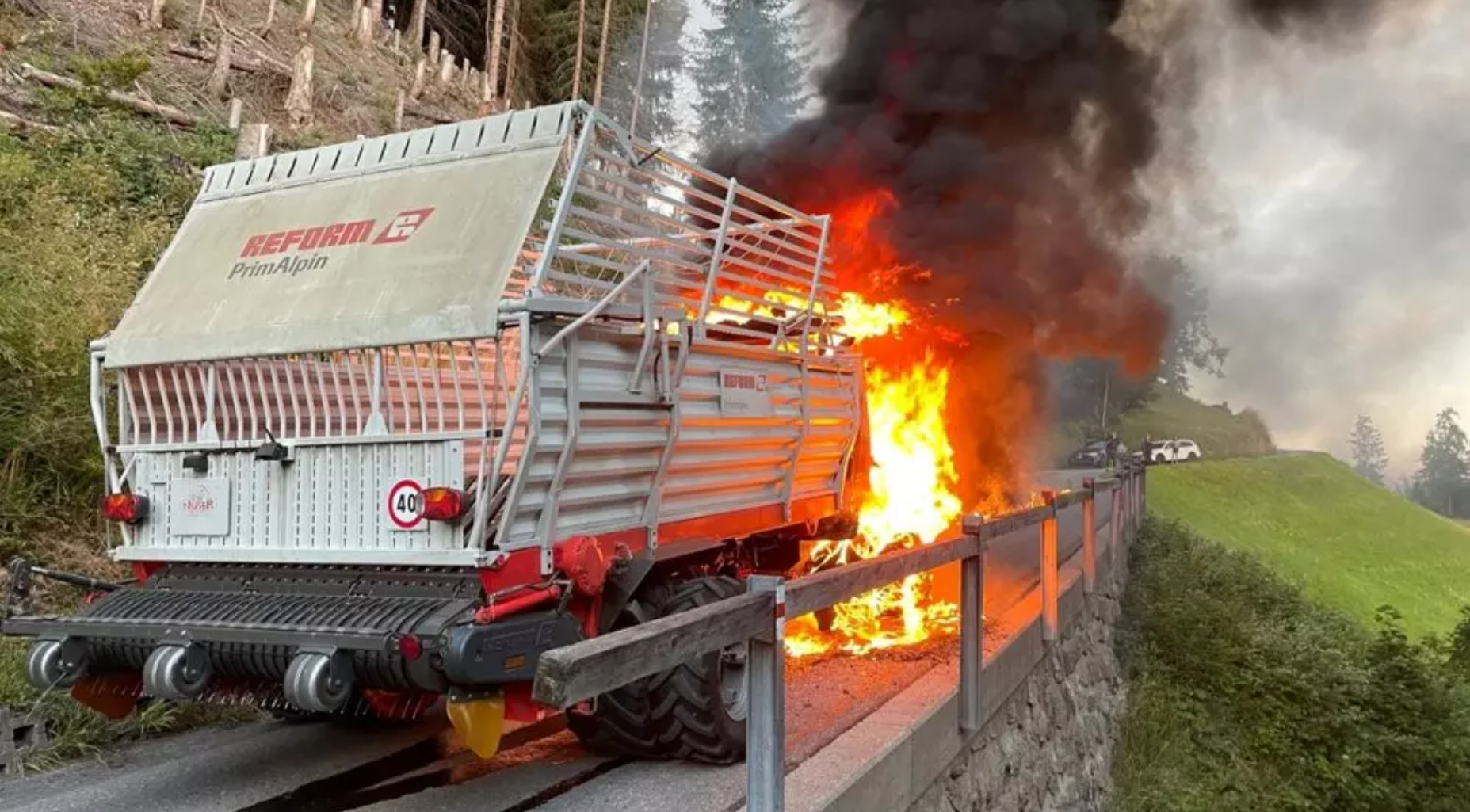 In der Nähe von Schiers geriet ein Heulader in Vollbrand
