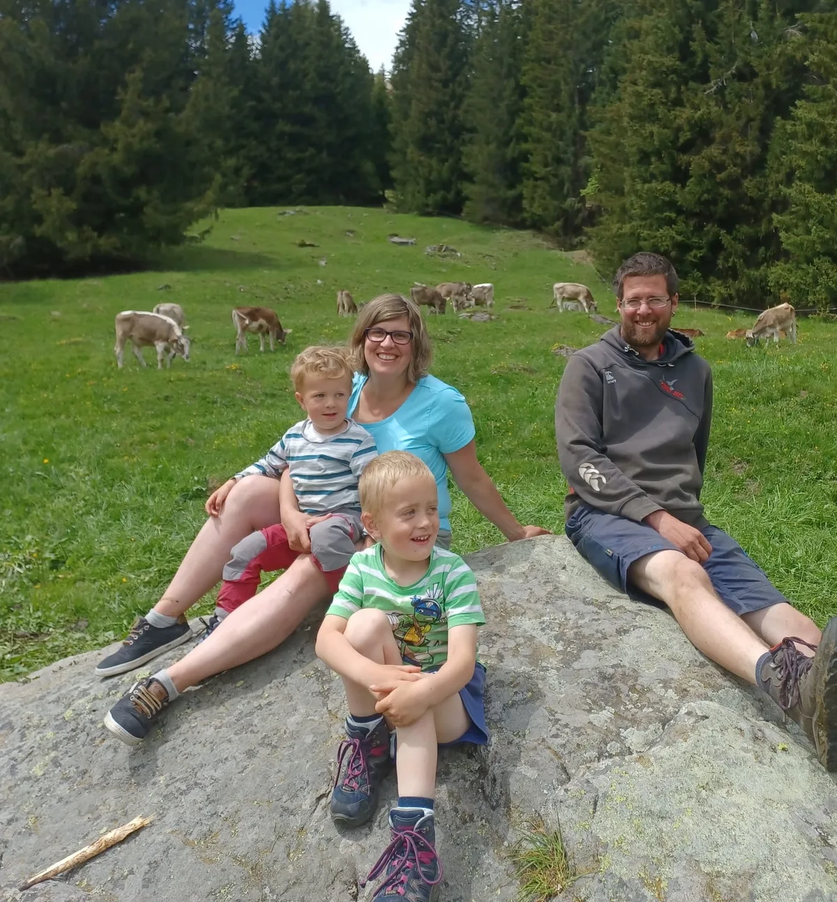 Alexandra mit Elias, Laurin und Mirco Städler vom Städlerhof in Muldain, einer Fraktion der Gemeinde Vaz/Obervaz GR. Der Weidemilchbetrieb umfasst 27 ha und liegt auf 1250&nbsp;m&nbsp;ü.&nbsp;M in der Bergzone 3.