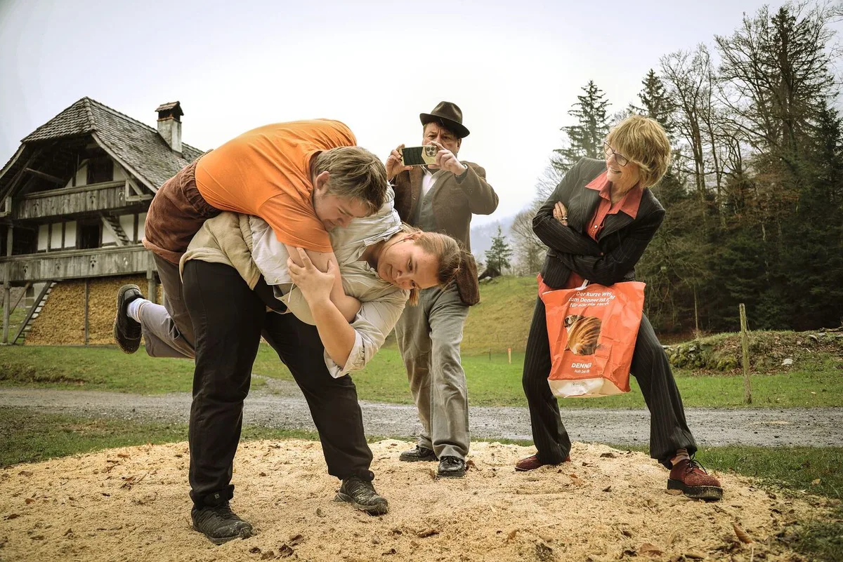 Szene aus dem Stück «Wyberhaagge» mit Beat Schlatter.