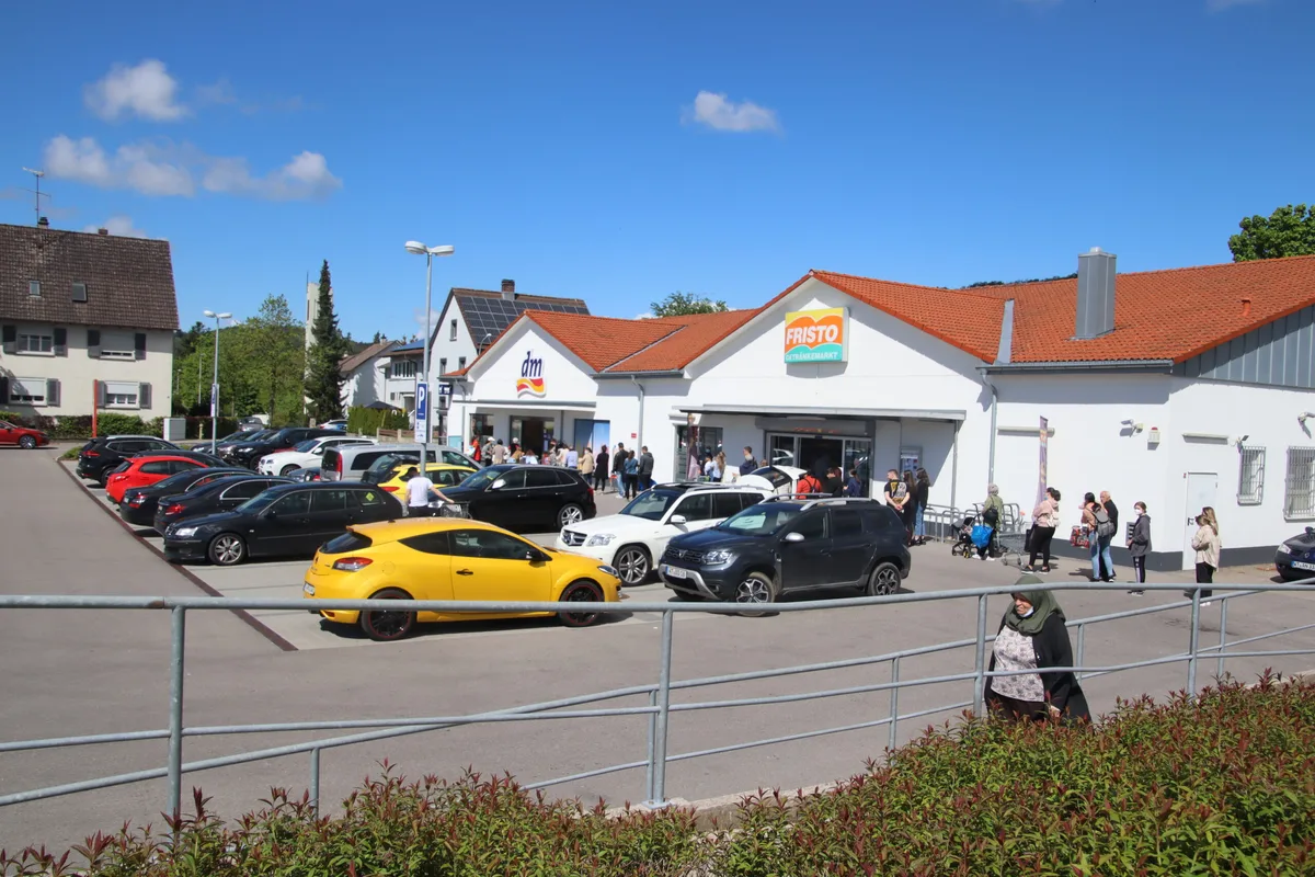 9865a0a6eb254005d38bb062da9853c8dbf82805 Kaum sind die Grenzen wieder offen, sind die Parkplätze vor den grenznahen Discountern wieder voll. Es dominieren Schweizer Nummerschilder. (Bilder Roland Müller)Pa
