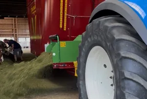 In einem Milchwirtschaftsbetrieb testet Roger Zulliger verschiedene Parameter eines Futtermischwagens.
