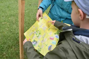 Bei der Schatzsuche sind Kinder eifrig bei der Sache. (Bild Christine Nussbaumer)