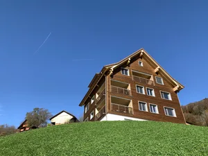 Ersatzneubau für ein altes Bauernhaus hoch über dem Zugersee an steiler Lage: Die drei Wohnungen sind fremdvermietet. Das Wohnhaus von Familie Hürlimann ist links im Bild, in der Mitte die Scheune. (Bilder js)