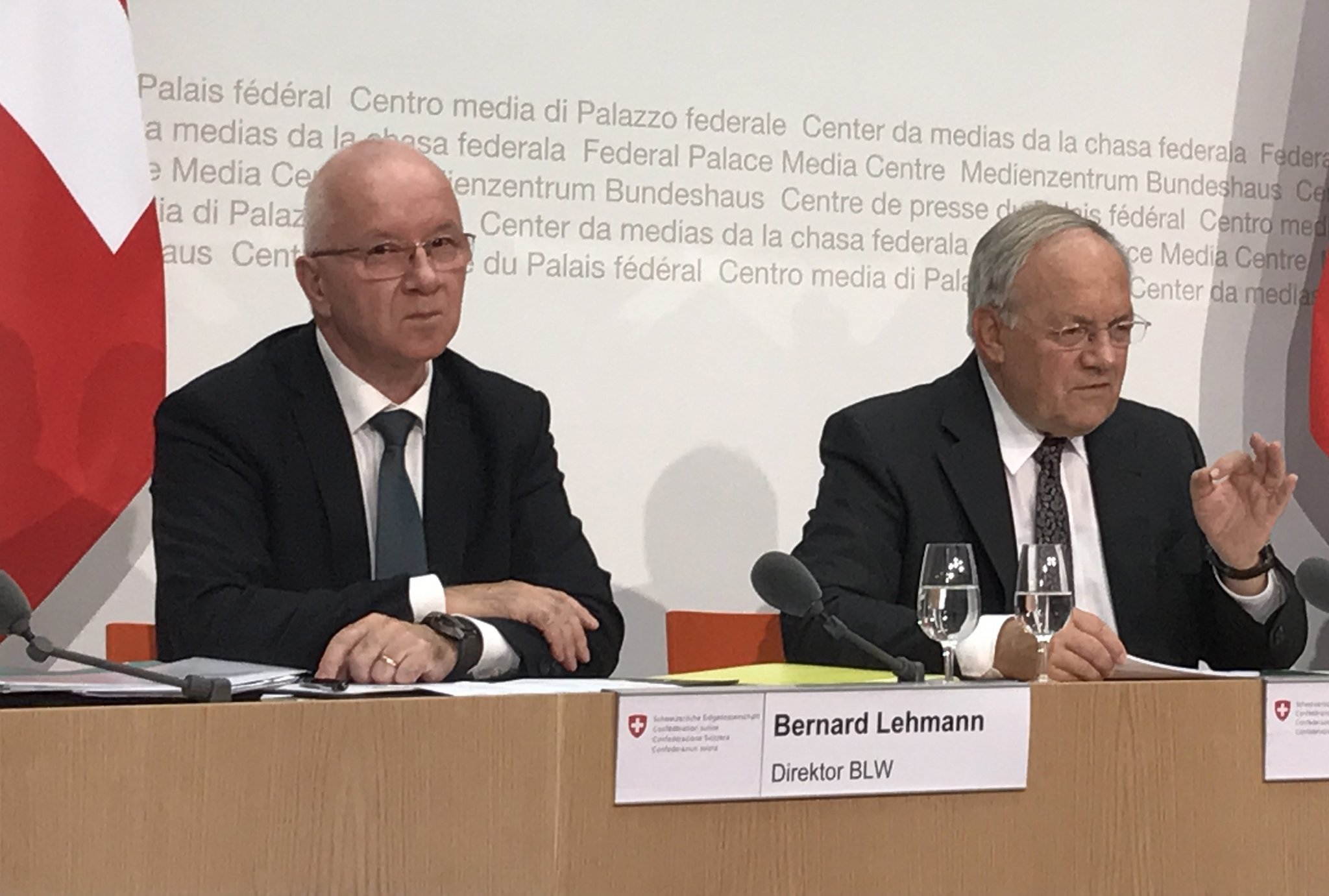 Der abtretende BLW-Direktor Bernard Lehmann mit Ex-Chef Johann Schneider-Ammann. (Bild Archiv)