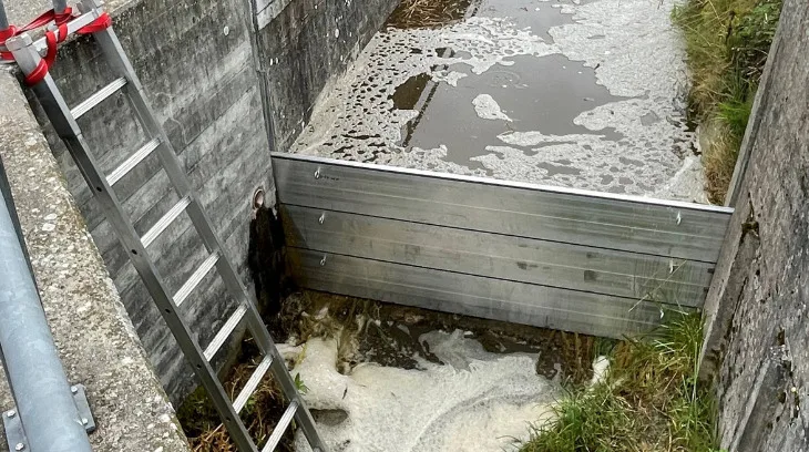 d780286f8ddd3cc7cfa11bb65090cc3f6448e7a3 Dank der von den Einsatzkräften errichteten Sperre konnte verhindert werden, dass Jauche auch der Untersee gelangte. (Bild Kapo TG)